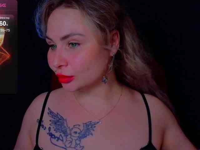 YourFunnyBlondiee webcam