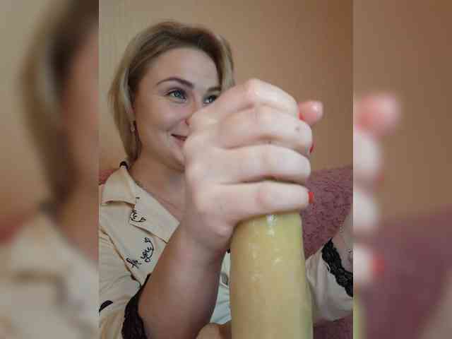 YourFunnyBlondiee webcam
