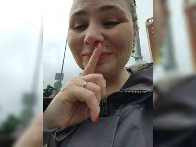 YourFunnyBlondiee webcam
