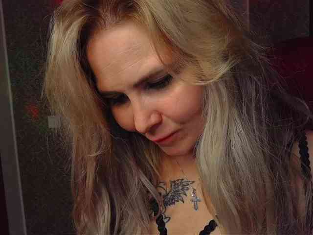 YourFunnyBlondiee webcam