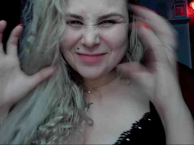 YourFunnyBlondiee webcam