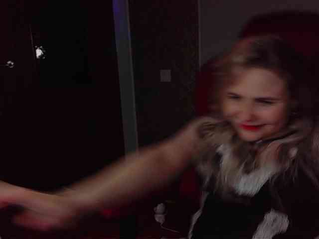 YourFunnyBlondiee webcam