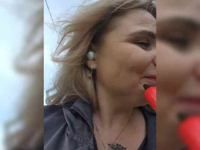 YourFunnyBlondiee webcam