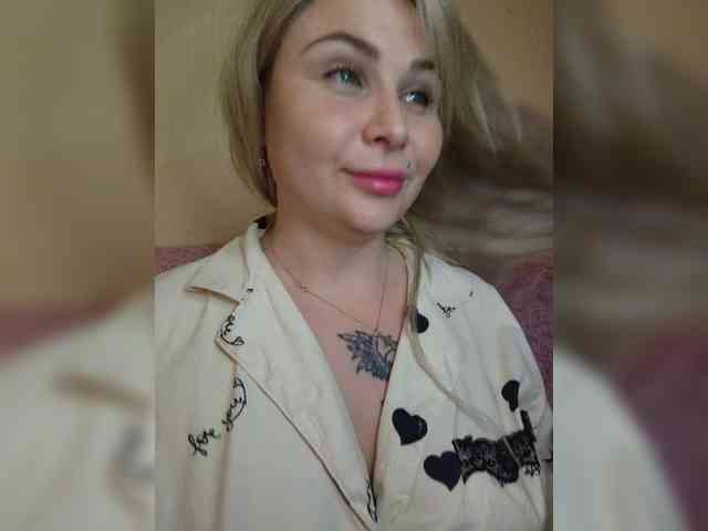 YourFunnyBlondiee webcam