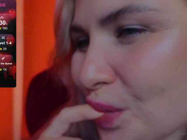 YourFunnyBlondiee webcam