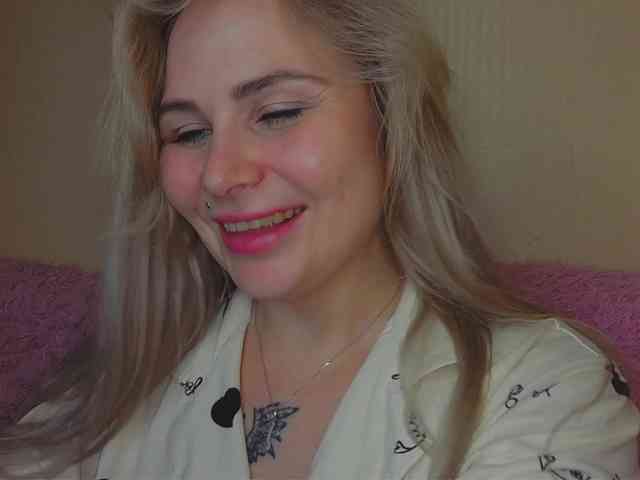 YourFunnyBlondiee webcam