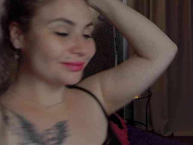 YourFunnyBlondiee webcam