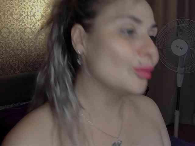 YourFunnyBlondiee webcam