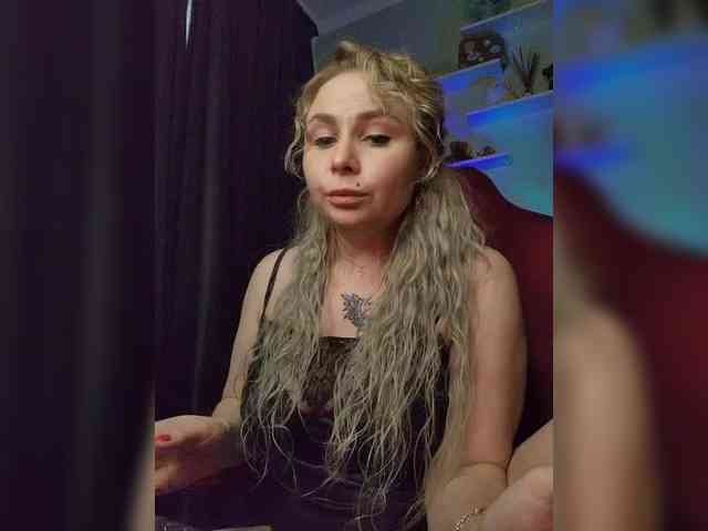 YourFunnyBlondiee webcam