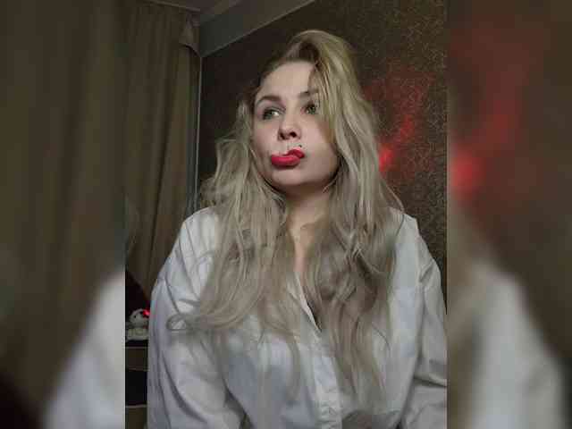YourFunnyBlondiee webcam