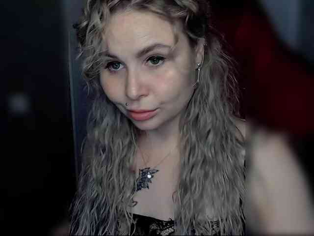 YourFunnyBlondiee webcam