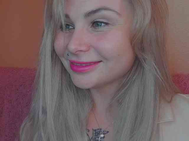 YourFunnyBlondiee webcam