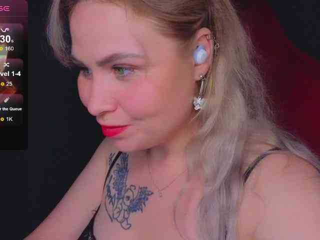 YourFunnyBlondiee webcam