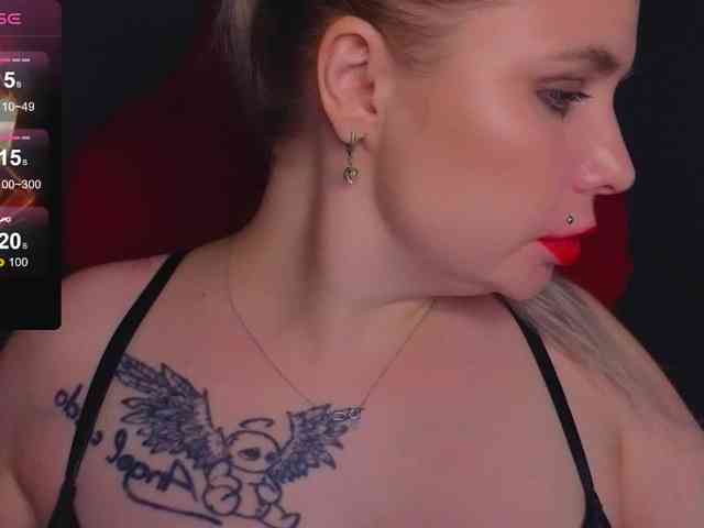 YourFunnyBlondiee webcam