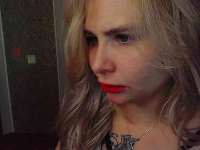 YourFunnyBlondiee webcam