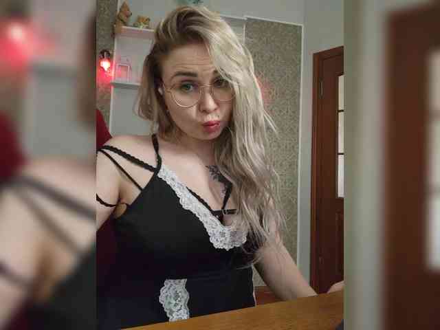 YourFunnyBlondiee webcam