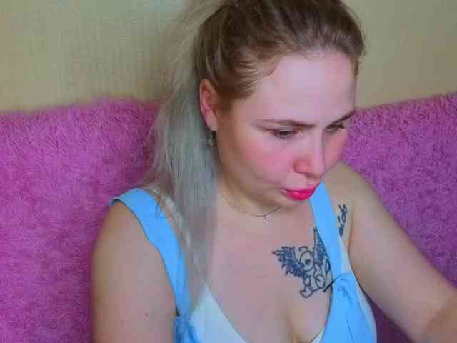 YourFunnyBlondiee webcam