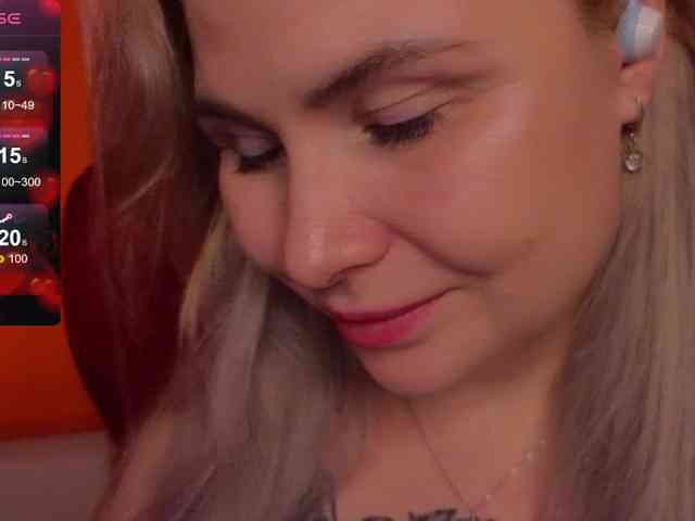 YourFunnyBlondiee webcam