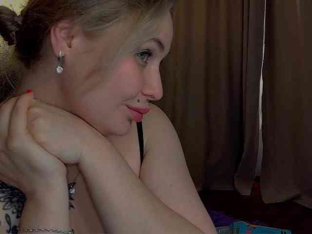 YourFunnyBlondiee webcam