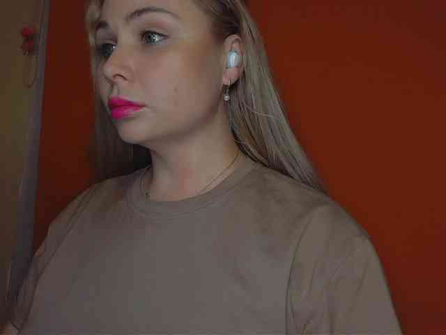 YourFunnyBlondiee webcam