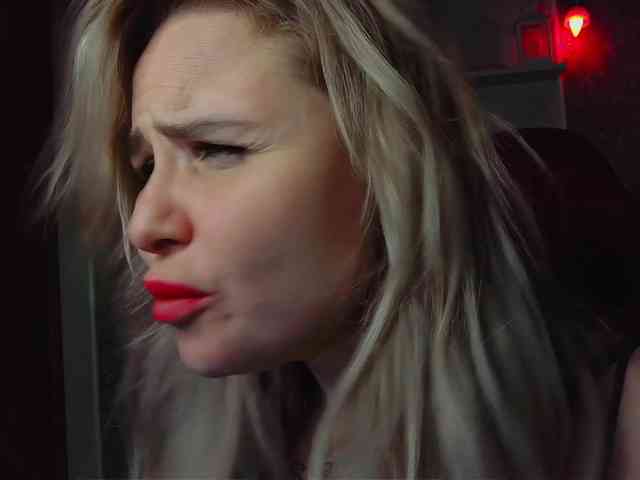 YourFunnyBlondiee webcam