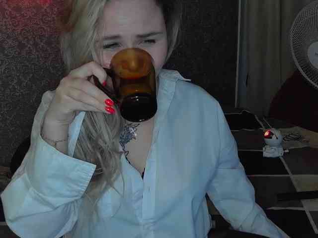 YourFunnyBlondiee webcam