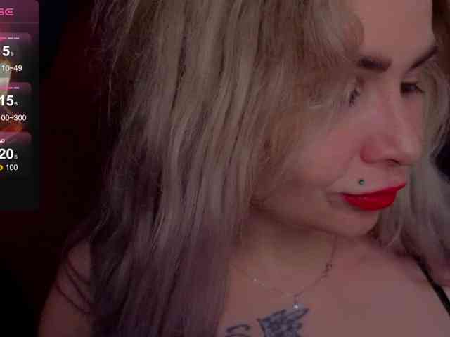 YourFunnyBlondiee webcam