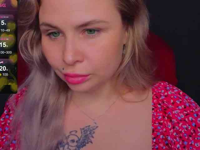 YourFunnyBlondiee webcam