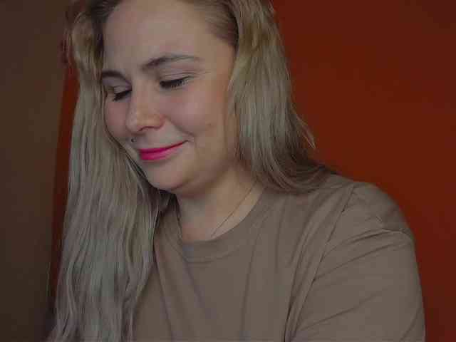 YourFunnyBlondiee webcam