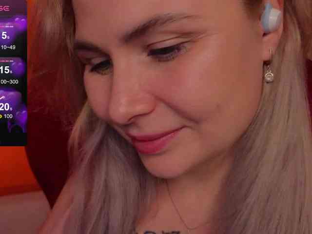 YourFunnyBlondiee webcam