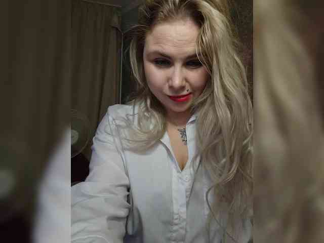 YourFunnyBlondiee webcam