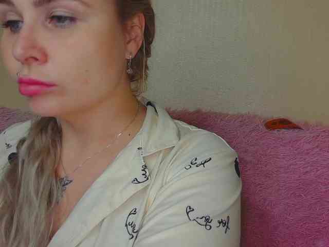 YourFunnyBlondiee webcam