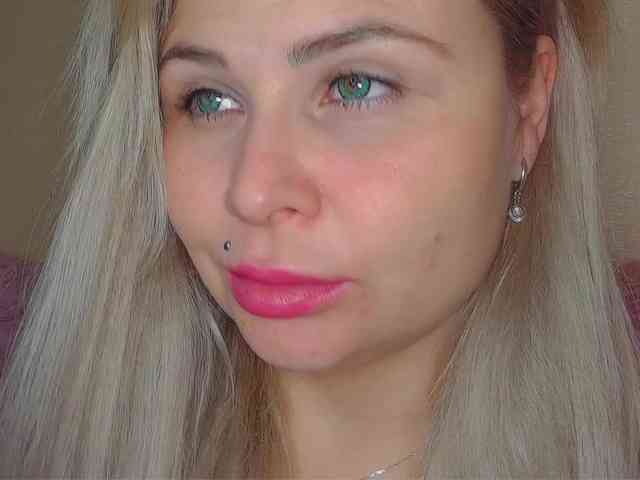 YourFunnyBlondiee webcam