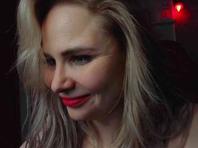 YourFunnyBlondiee webcam