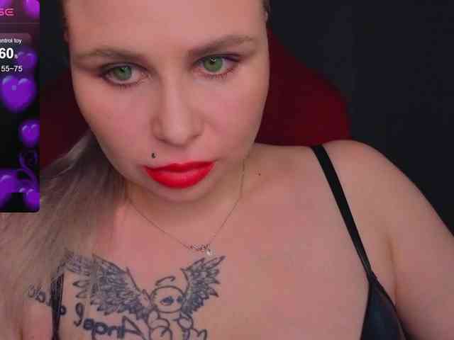 YourFunnyBlondiee webcam