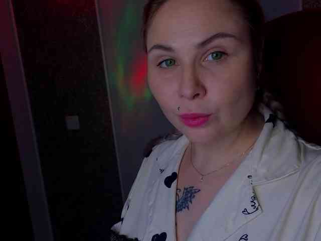 YourFunnyBlondiee webcam
