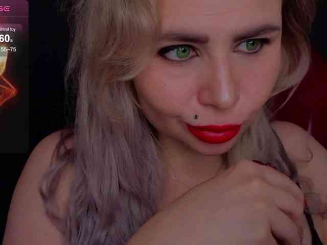 YourFunnyBlondiee webcam