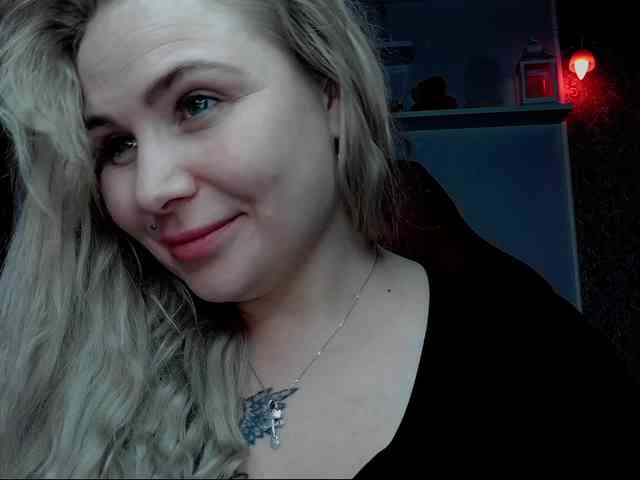 YourFunnyBlondiee webcam