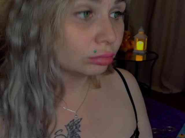 YourFunnyBlondiee webcam