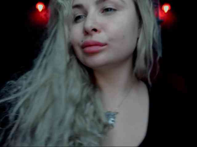 YourFunnyBlondiee webcam