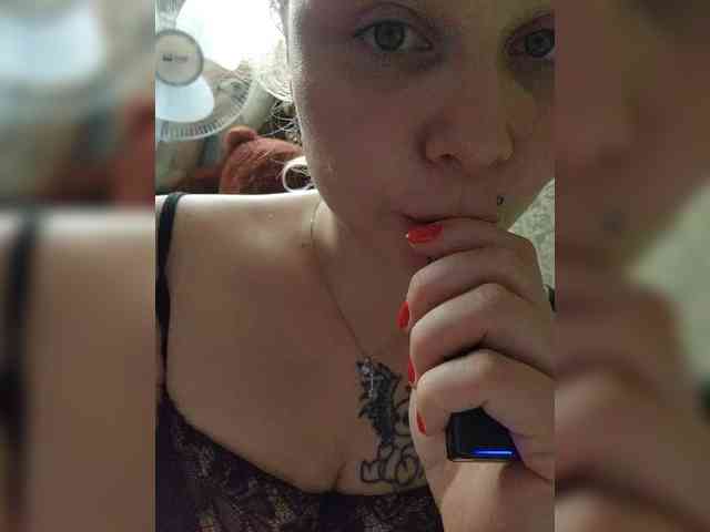 YourFunnyBlondiee webcam