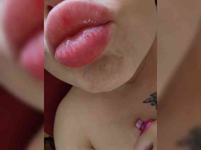 YourFunnyBlondiee webcam