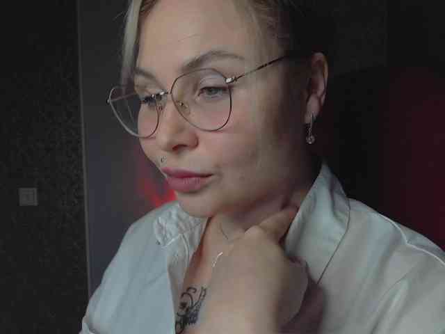 YourFunnyBlondiee webcam