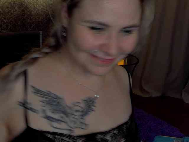 YourFunnyBlondiee webcam