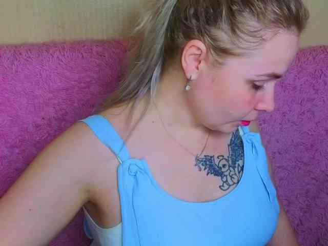 YourFunnyBlondiee webcam
