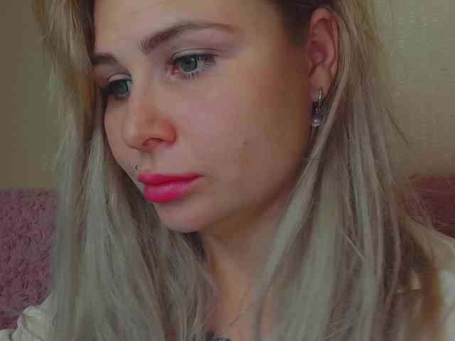 YourFunnyBlondiee webcam