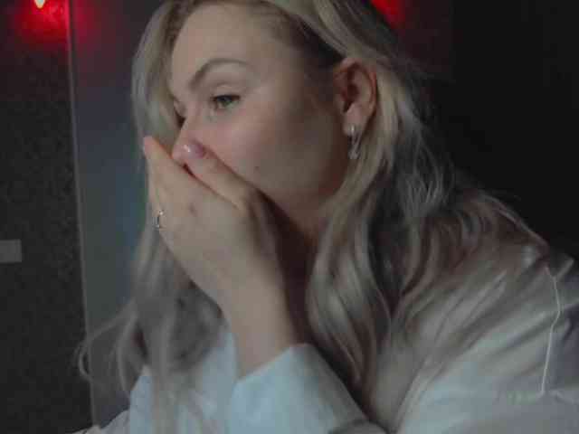 YourFunnyBlondiee webcam