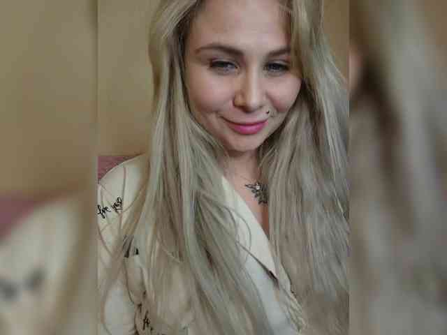 YourFunnyBlondiee webcam