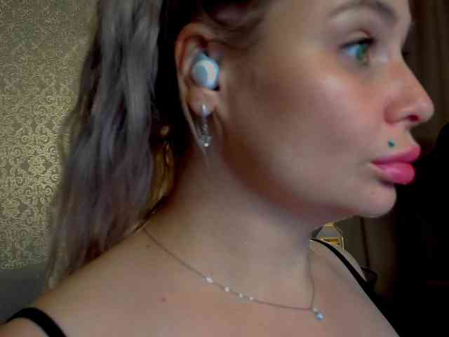 YourFunnyBlondiee webcam