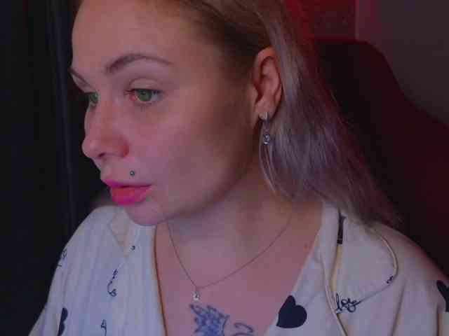 YourFunnyBlondiee webcam